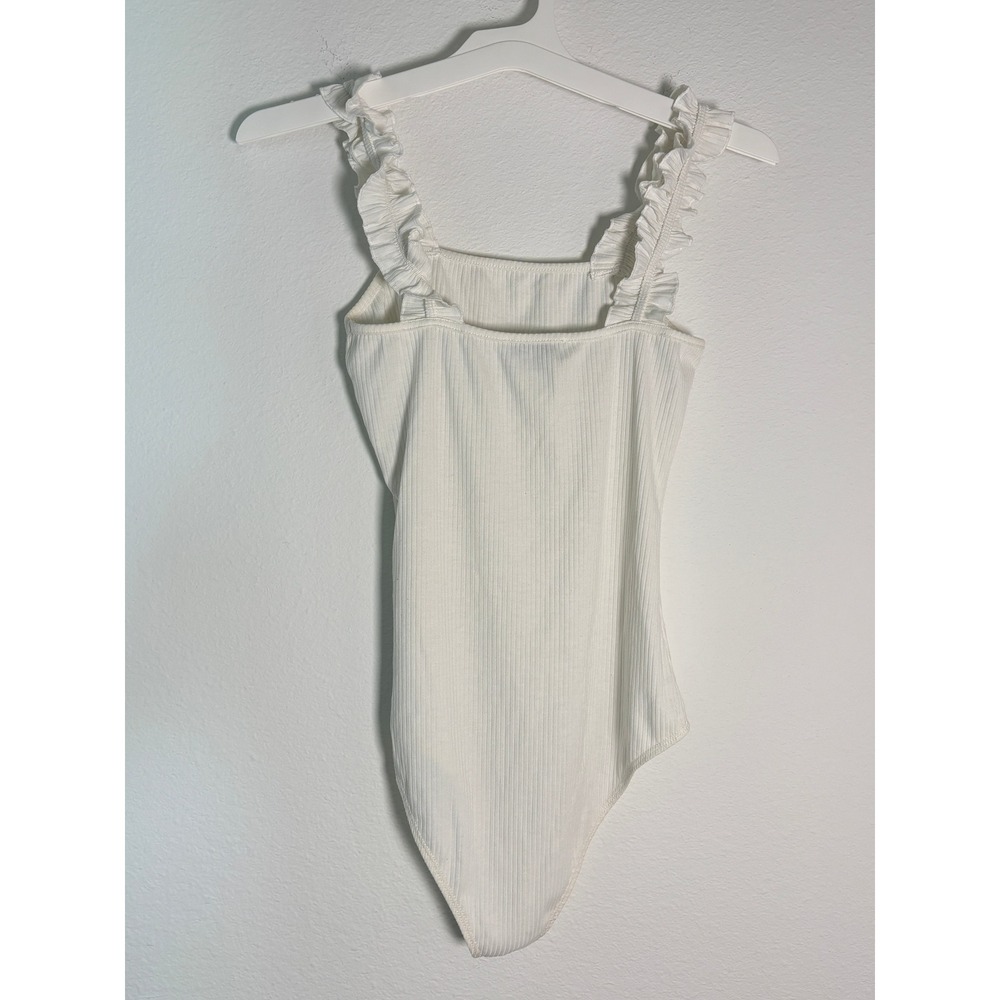 Gilli Womens White Ribbed Ruffle Strap Bodysuit‎ Square Neck Sleeveless Small